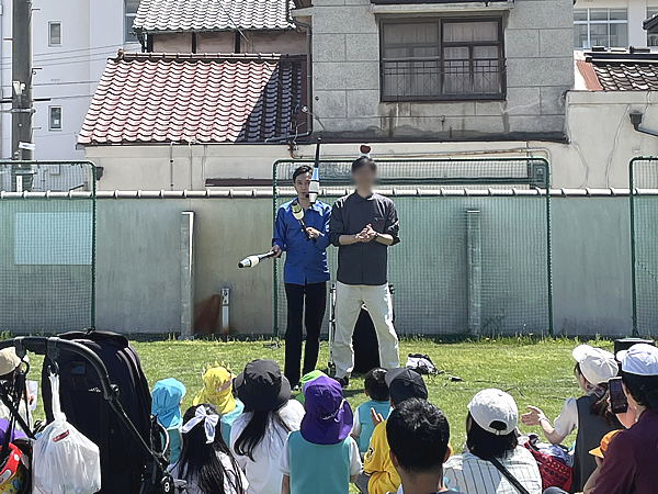 兵庫県姫路市の幼稚園でパフォーマンスをするジャグラーTOSHI