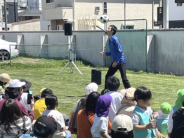 兵庫県姫路市の幼稚園でパフォーマンスをするジャグラーTOSHI